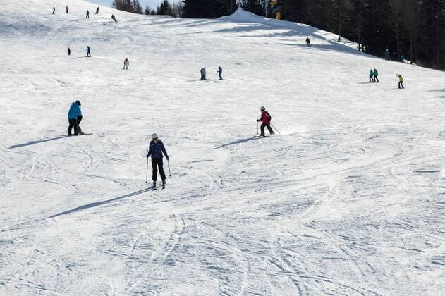 20.12.2017, San Candido, Italien - Skifahrer auf einer Skipiste in einem Skigebiet in den Dolimiten. . (Winter, Winterwetter, winterlich, Schnee, Skipiste, Tourismus, Wintertourismus, Wintersport, Sport, Hobby, Sonne, Sonnig, Berge, Dolomiten, Südtiroler Pustertal, Südtirol, Suedtirol, Pustertal, Innichen, San Candido, Schipiste, Skigebiet, verschneit, Ski, Skifahrer, Schi, Skisport, Schisport, Skier, Schier, Skifahren, Abfahrt, Schifahren, Skilaufen, Schilauf, Piste, Skiern, Breitensport, Schifahrer, Verletzungegefahr, Verletztungsgefahren, gefahren, Unfallgefahren, Helm Tragen, ohne Helm, ohne Schutzhelm, ohne Skihelm, mit Helm, mit Schutzhelm, mit Skihelm, Skihelm, Helm, Europa, Mitteleuropa, aussen, Aussenaufnahme). mari