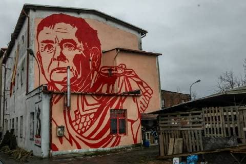 December 23, 2017 - Gdansk, Poland - Mural depicting the portrait of a Law and Justice (PiS) leader Jaroslaw Kaczynski dressing bloody red Roman toga looking as Julius Caesar is seen on Gdansk, Poland on 23 December 2017 Mural made by street-art artist Mariusz Waras refers to the authoritarian rule of the leader of Law and Justice in Poland Gdansk Poland  - ZUMAn230 20171223_zaa_n230_023 Copyright: xMichalxFludrax
