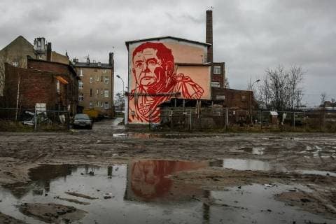 December 23, 2017 - Gdansk, Poland - Mural depicting the portrait of a Law and Justice (PiS) leader Jaroslaw Kaczynski dressing bloody red Roman toga looking as Julius Caesar is seen on Gdansk, Poland on 23 December 2017 Mural made by street-art artist Mariusz Waras refers to the authoritarian rule of the leader of Law and Justice in Poland Gdansk Poland  - ZUMAn230 20171223_zaa_n230_028 Copyright: xMichalxFludrax