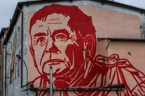 December 23, 2017 - Gdansk, Poland - Mural depicting the portrait of a Law and Justice (PiS) leader Jaroslaw Kaczynski dressing bloody red Roman toga looking as Julius Caesar is seen on Gdansk, Poland on 23 December 2017 Mural made by street-art artist Mariusz Waras refers to the authoritarian rule of the leader of Law and Justice in Poland Gdansk Poland  - ZUMAn230 20171223_zaa_n230_029 Copyright: xMichalxFludrax