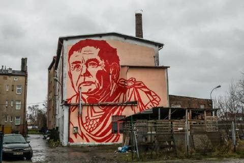 December 23, 2017 - Gdansk, Poland - Mural depicting the portrait of a Law and Justice (PiS) leader Jaroslaw Kaczynski dressing bloody red Roman toga looking as Julius Caesar is seen on Gdansk, Poland on 23 December 2017 Mural made by street-art artist Mariusz Waras refers to the authoritarian rule of the leader of Law and Justice in Poland Gdansk Poland  - ZUMAn230 20171223_zaa_n230_030 Copyright: xMichalxFludrax