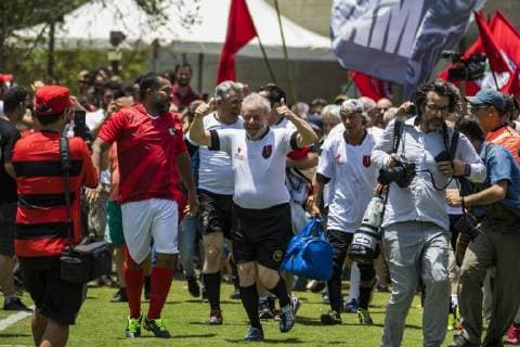 Bilder des Tages December 23, 2017 - Sao Paulo, Sao Paulo, Brazil - Dez, 2017 - Sao Paulo, Sao Paulo, Brazil - Former Brazilian president LUIZ INACIO LULA DA SILVA participated in a soccer match with other politicians and people to celebrate the inauguration of the football field Doctor Socrates Brasileiro, in the city of Guararema, in the state of Sao Paulo, on Saturday (23) Sao Paulo Brazil - ZUMAc168 20171223_zap_c168_002 Copyright: xMarceloxChellox
