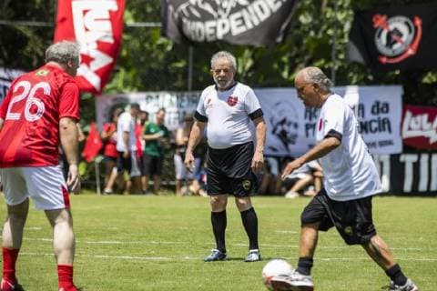 December 23, 2017 - Sao Paulo, Sao Paulo, Brazil - Dez, 2017 - Sao Paulo, Sao Paulo, Brazil - Former Brazilian president LUIZ INACIO LULA DA SILVA participated in a soccer match with other politicians and people to celebrate the inauguration of the football field Doctor Socrates Brasileiro, in the city of Guararema, in the state of Sao Paulo, on Saturday (23) Sao Paulo Brazil - ZUMAc168 20171223_zap_c168_005 Copyright: xMarceloxChellox