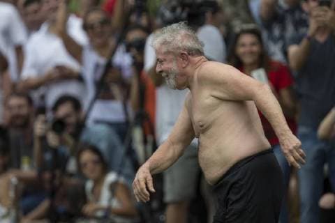 Former Brazilian President Luiz Inacio Lula da Silva participates in the opening game of a soccer field at the Florestan Fernandes school, in Guararema, Sao Paulo state, Brazil, 23 December 2017. Florestan Fernandes school is a project led by the organization Movimento dos Trabalhadores Sem Terra (Landless Workers Movement). Brazilian former President Lula da Silva inaugurates a soccer field in a school at the Sao Paulo state !ACHTUNG: NUR REDAKTIONELLE NUTZUNG!  Copyright: xSebastiaoxMoreirax BRA72 20171223-636496545202730352