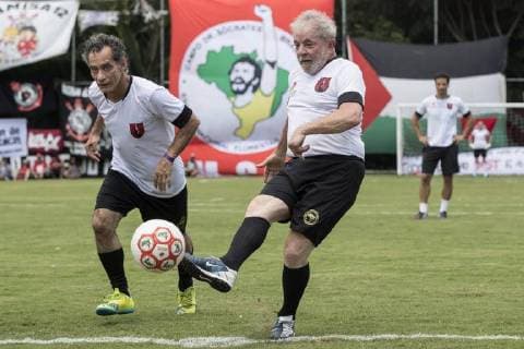 Former Brazilian President Luiz Inacio Lula da Silva participates in the opening game of a soccer field at the Florestan Fernandes school, in Guararema, Sao Paulo state, Brazil, 23 December 2017. Florestan Fernandes school is a project led by the organization Movimento dos Trabalhadores Sem Terra (Landless Workers Movement). Brazilian former President Lula da Silva inaugurates a soccer field in a school at the Sao Paulo state !ACHTUNG: NUR REDAKTIONELLE NUTZUNG!  Copyright: xSebastiaoxMoreirax BRA72 20171223-636496545234710352