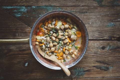 IMAGO Nature: Unsere Erde, Klimawandel, Ernährung, Pflanzen der Zukunft, Kichererbse Mediterranean soup in copper pot  GIOF03290