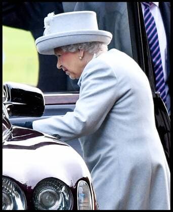 . 24 12 2017. Sandringham, United Kingdom. The Queen attends Church. HM Queen Elizabeth II attends the Christmas Eve Church Service at St. Mary Magdalene Church, Sandringham, Norfolk.  xAndrewxParsonsx xi-Imagesx IIM-16657-0037