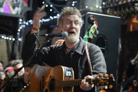 December 24, 2017 - Dublin, Ireland - Glen Hansard takes part in the annual Christmas Eve busk in aid of the Dublin Simon Community outside the Gaiety Theater in Dublin..Hundreds attended the annual busking concert hoping to see the U2 front man Bono. But much to their dissapointment he did not show for the second year in a row..On Sunday, 24 December 2017, in Dublin, Ireland. Dublin Ireland  - ZUMAn230 20171224_zaa_n230_391 Copyright: xArturxWidakx