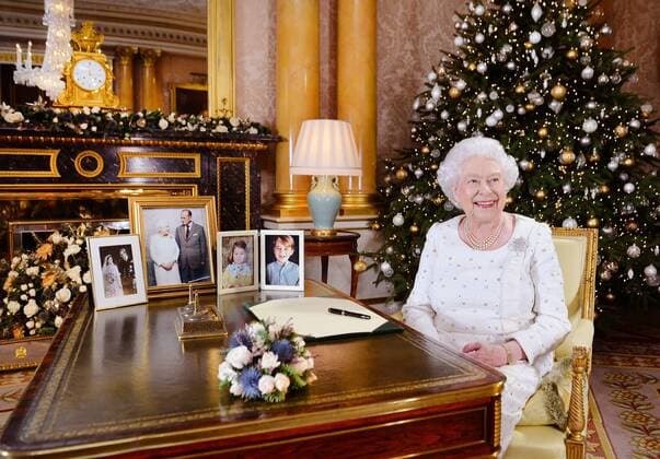 . 25 12 2017. London, United Kingdom. Queen Elizabeth II sits at a desk in the 1844 Room at Buckingham Palace, London, after recording her Christmas Day broadcast to the Commonwealth.  xROTAx xi-Imagesx IIM-16665-0001