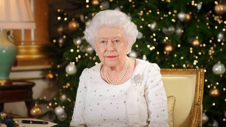 Bilder des Tages . 25 12 2017. London, United Kingdom. Queen Elizabeth II sits at a desk in the 1844 Room at Buckingham Palace, London, after recording her Christmas Day broadcast to the Commonwealth.  xROTAx xi-Imagesx IIM-16665-0002