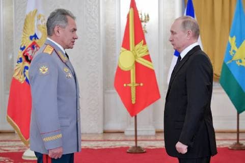 Bilder des Tages MOSCOW, RUSSIA - DECEMBER 28, 2017: Russia s Defence Minister Sergei Shoigu (L) and Russia s President Vladimir Putin attend a meeting with Russian servicemen who were engaged in the recent Syrian counter-terrorist campaign, at the Grand Kremlin Palace. Alexei Druzhinin Russian Presidential Press and Information Office TASS  TS06EF49