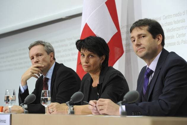 Inland - MK Bundesrat Bern, 14.09.2012, Medienkonferenz Bundesrat, Martin Dummermuth (Direktor BAKOM), Bundesraetin Doris Leuthard und Andre Simonazzi (Bundesratssprecher). ( *** Domestic MK Federal Councillor Bern 14 09 2012 press conference Federal Councillor Martin Darl Director OFCOM Federal Councillor Doris Leuthard and André Simonazzi Federal Council spokesperson eqi