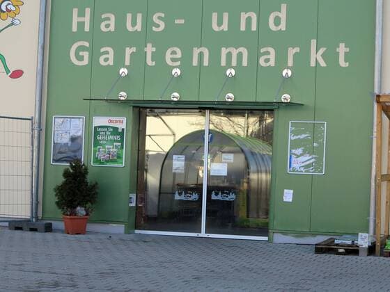 Dettingen Haus und Gartenmarkt, Geraete, Pflanzen, Erde, Gaertner, Garten, Eingangsbereich, Eingang Copyright: xEkyxEibnerx EP_eer
