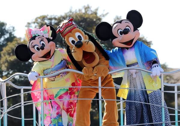 January 1, 2018, Urayasu, Japan - Disney characters Mickey, Minnie Mouse and Pluto, dressed in traditional kimono dresses, greet guests from a float during the theme park s annual New Year s Day parade at the Tokyo Disneyland in Urayasu, suburban Tokyo on Monday, January 1, 2018. The time around New Year s Day is one of the biggest holiday periods every year in Japan.  (lwxa017154)
