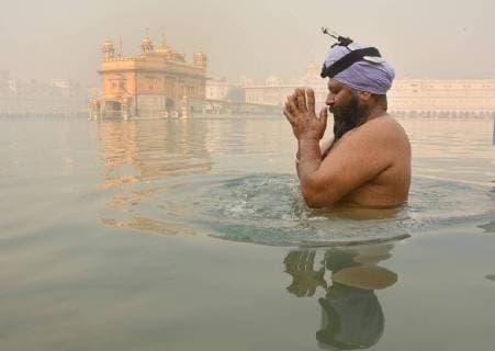 Themen der Woche Bilder des Tages AMRITSAR, INDIA - JANUARY 1: Devotees takes bath in the holy sarovar (water Tank) and pay obeisance on the first day of the New Year at Golden Temple, on January 1, 2018 in Amritsar, India. (Photo by Sameer Sehgal Hindustan Times ) People Celebrate New Year s Eve