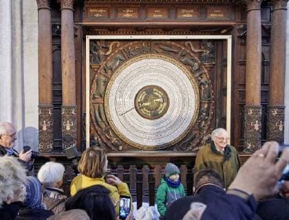 In der Rostocker Marienkirche ist am Neujahrstag (1.1.2018) das neue Kalendarium der historischen Astronomischen Uhr enthüllt und in Gang gesetzt worden. Die Uhr bekam damit erst zum fünften Mal in ihrer 546-jährigen Geschichte ein neues Kalendarium, die neue Scheibe soll bis 2150 gültig sein. Das alte Kalendarium war seit dem 1. Januar 1885 in Betrieb und musste nach 48.577 Tagen erneuert werden. Die Veranstaltung war auch der Auftakt zum 800jährigen Stadtjubiläum der Hansestadt Rostock 2018. Rostock