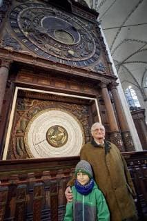 In der Rostocker Marienkirche ist am Neujahrstag (1.1.2018) das neue Kalendarium der historischen Astronomischen Uhr enthüllt und in Gang gesetzt worden. Die Uhr bekam damit erst zum fünften Mal in ihrer 546-jährigen Geschichte ein neues Kalendarium, die neue Scheibe soll bis 2150 gültig sein. Das alte Kalendarium war seit dem 1. Januar 1885 in Betrieb und musste nach 48.577 Tagen erneuert werden. Die Veranstaltung war auch der Auftakt zum 800jährigen Stadtjubiläum der Hansestadt Rostock 2018. Der 90jährige Professor Manfred Schukowski berechnete das neue Kalendarium und nahm es gemeinsam mit seinem Urenkel in Betrieb. Rostock