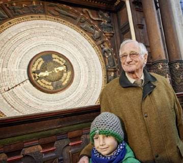 In der Rostocker Marienkirche ist am Neujahrstag (1.1.2018) das neue Kalendarium der historischen Astronomischen Uhr enthüllt und in Gang gesetzt worden. Die Uhr bekam damit erst zum fünften Mal in ihrer 546-jährigen Geschichte ein neues Kalendarium, die neue Scheibe soll bis 2150 gültig sein. Das alte Kalendarium war seit dem 1. Januar 1885 in Betrieb und musste nach 48.577 Tagen erneuert werden. Die Veranstaltung war auch der Auftakt zum 800jährigen Stadtjubiläum der Hansestadt Rostock 2018. Der 90jährige Professor Manfred Schukowski berechnete das neue Kalendarium und nahm es gemeinsam mit seinem Urenkel in Betrieb. Rostock