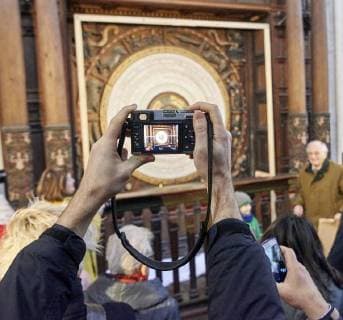 Bilder des Tages In der Rostocker Marienkirche ist am Neujahrstag (1.1.2018) das neue Kalendarium der historischen Astronomischen Uhr enthüllt und in Gang gesetzt worden. Die Uhr bekam damit erst zum fünften Mal in ihrer 546-jährigen Geschichte ein neues Kalendarium, die neue Scheibe soll bis 2150 gültig sein. Das alte Kalendarium war seit dem 1. Januar 1885 in Betrieb und musste nach 48.577 Tagen erneuert werden. Die Veranstaltung war auch der Auftakt zum 800jährigen Stadtjubiläum der Hansestadt Rostock 2018. Rostock