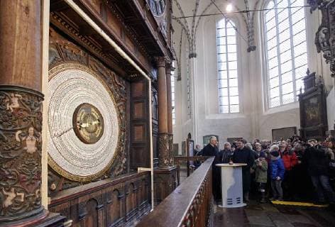 In der Rostocker Marienkirche ist am Neujahrstag (1.1.2018) das neue Kalendarium der historischen Astronomischen Uhr enthüllt und in Gang gesetzt worden. Die Uhr bekam damit erst zum fünften Mal in ihrer 546-jährigen Geschichte ein neues Kalendarium, die neue Scheibe soll bis 2150 gültig sein. Das alte Kalendarium war seit dem 1. Januar 1885 in Betrieb und musste nach 48.577 Tagen erneuert werden. Die Veranstaltung war auch der Auftakt zum 800jährigen Stadtjubiläum der Hansestadt Rostock 2018. Rostock