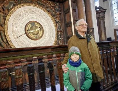 In der Rostocker Marienkirche ist am Neujahrstag (1.1.2018) das neue Kalendarium der historischen Astronomischen Uhr enthüllt und in Gang gesetzt worden. Die Uhr bekam damit erst zum fünften Mal in ihrer 546-jährigen Geschichte ein neues Kalendarium, die neue Scheibe soll bis 2150 gültig sein. Das alte Kalendarium war seit dem 1. Januar 1885 in Betrieb und musste nach 48.577 Tagen erneuert werden. Die Veranstaltung war auch der Auftakt zum 800jährigen Stadtjubiläum der Hansestadt Rostock 2018. Der 90jährige Professor Manfred Schukowski berechnete das neue Kalendarium und nahm es gemeinsam mit seinem Urenkel in Betrieb. Rostock