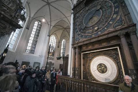 Bilder des Tages Enthüllung und Inbetriebnahme des neuen Kalendariums der Astronomischen Uhr in der Marienkirche in Rostock. Das alte Kalendarium der Uhr war seit dem Jahr 1885 in Betrieb und musste nach 48Ö577ÖTagen gegen eine neue Kalenderscheibe getauscht werden. Die Astronomische Uhr gilt als die weltweit älteste original erhaltene funktionstüchtige ihrer Art. Sie wurde 1472 in Betrieb genommen und funktioniert bis heute genau. Rostock