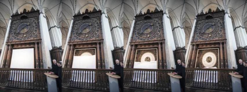 Enthüllung und Inbetriebnahme des neuen Kalendariums der Astronomischen Uhr in der Marienkirche in Rostock. Das alte Kalendarium der Uhr war seit dem Jahr 1885 in Betrieb und musste nach 48Ö577ÖTagen gegen eine neue Kalenderscheibe getauscht werden. Die Astronomische Uhr gilt als die weltweit älteste original erhaltene funktionstüchtige ihrer Art. Sie wurde 1472 in Betrieb genommen und funktioniert bis heute genau. Rostock