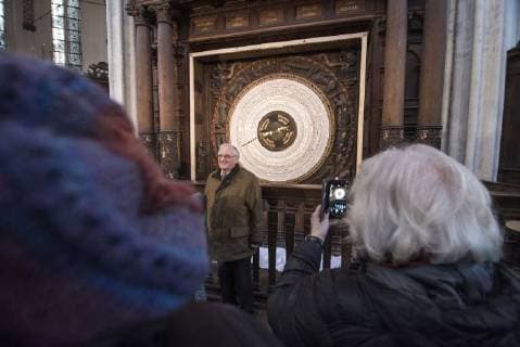 Enthüllung und Inbetriebnahme des neuen Kalendariums der Astronomischen Uhr in der Marienkirche in Rostock mit Prof. Manfred Schukowsk. Das alte Kalendarium der Uhr war seit dem Jahr 1885 in Betrieb und musste nach 48Ö577ÖTagen gegen eine neue Kalenderscheibe getauscht werden. Die Astronomische Uhr gilt als die weltweit älteste original erhaltene funktionstüchtige ihrer Art. Sie wurde 1472 in Betrieb genommen und funktioniert bis heute genau. Rostock