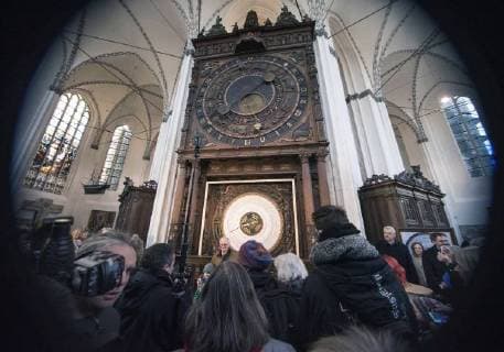 Enthüllung und Inbetriebnahme des neuen Kalendariums der Astronomischen Uhr in der Marienkirche in Rostock mit Prof. Manfred Schukowsk. Das alte Kalendarium der Uhr war seit dem Jahr 1885 in Betrieb und musste nach 48Ö577ÖTagen gegen eine neue Kalenderscheibe getauscht werden. Die Astronomische Uhr gilt als die weltweit älteste original erhaltene funktionstüchtige ihrer Art. Sie wurde 1472 in Betrieb genommen und funktioniert bis heute genau. Rostock