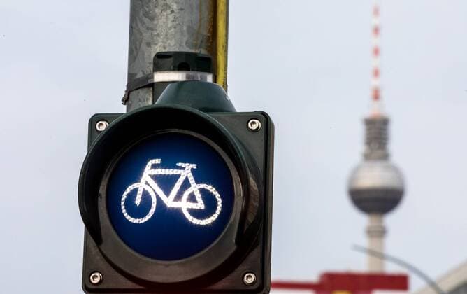 27.12.2017, Berlin, Deutschland, GER - Symbolfotos Fahrradfahren in BVerlin. Fahrradampel dahinter der Fernsehturm. .