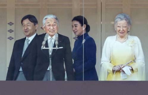 Bilder des Tages Japan emperor (From L) Japanese Crown Prince Naruhito, Emperor Akihito, Crown Princess Masako and Empress Michiko arrive at a balcony of the Imperial Palace in Tokyo to greet well-wishers on Jan. 2, 2018. 