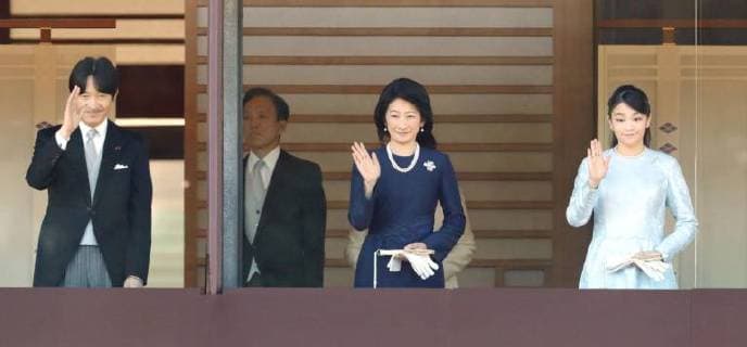 Japan emperor (From L) Japanese Prince Akishino, his wife Princess Kiko and their daughter Princess Mako wave to well-wishers at the Imperial Palace in Tokyo on Jan. 2, 2018. 