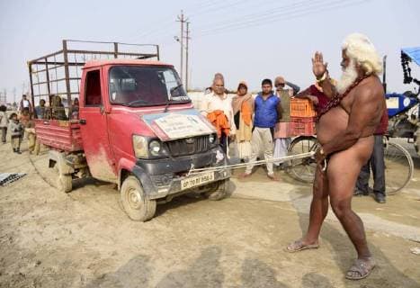 Themen der Woche Bilder des Tages January 3, 2018 - Allahabad, Uttar Pradesh, India - Allahabad: A naked holymen called Naga sadhu showing his skill as he pull a vehical from his penis at Sangam, the confluence of River Ganga, Yamuna and mythological Saraswati during Magh mela festival in Allahabad on 03-01-2018. Allahabad India - ZUMAv115 20180103_zap_v115_007 Copyright: xPrabhatxKumarxVermax