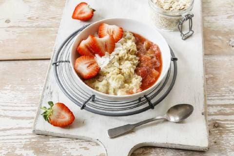 IMAGO Nature: Unsere Erde, Klimawandel, Ernährung, Pflanzen der Zukunft, Hafer Porridge with strawberry and rhubarb  EVGF03277