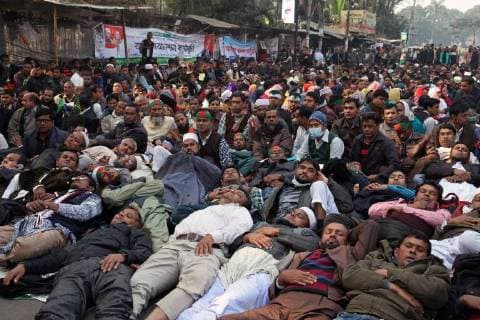 Themen der Woche Bilder des Tages January 4, 2018 - Dhaka, Bangladesh - Non-MPO (monthly pay order) teachers from different non-government institutions, lay down as in the street as they continue the five day of their fast unto death hunger strike program in front of the National Press Club in Dhaka, Bangladesh, 04 January 2018. Some hundred teachers went for hunger strike demanding their inclusion of the government-approved educational MPO facilities while more than 80,000 teachers from 5,242 non-MPO institutions are working without any pay, according to the leaders. Dhaka Bangladesh  - ZUMAn230 20180104_zaa_n230_034 Copyright: xMonirulxAlamx