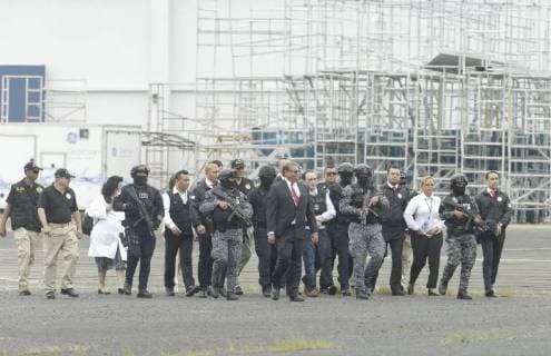 Former governor of the Mexican state of Quintana Roo Roberto Borge (c-with bulletproof vest) is heavily escorted through the Captain Juan Delgado air base, where the hangar runway of the National Aeronaval Service (Senan) of Panama is located, adjacent to the International Airport of Tocumen, Panama, on 04 January 2018. The Justice of Panama began the operation to deliver Borge, accused of corruption, to its Mexican counterparts, who arrived to Panama on a plane from the Attorney General s Office (PGR). Panama delivers former Governor Borge, accused of corruption, to Mexico !ACHTUNG: NUR REDAKTIONELLE NUTZUNG!  Copyright: xSTRx CPN01 20180104-636506865719586613
