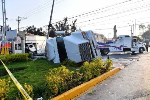 Bilder des Tages January 4, 2018 - EUM20180104NAC02.JPG.NEZAHUALCOYOTL, Mex. AccidentAccidente-Pipa.- Vuelca pipa al chocar contra camion de mudanza en el cruce de la av. Chimalhuacan y Sor Juana, en la colonia Maravillas, del municipio mexiquense de Nezahualcoyotl, 4 de enero de 2018. Foto: Agencia EL UNIVERSALHugo GarciaMAVC  - ZUMAu78_ 20180104_zaf_u78_006 Copyright: xElxUniversalx