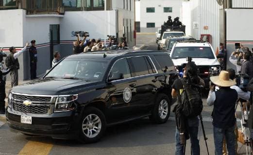 A caravan of official vehicles escorts ex-governor of the state of Quintana Roo, Roberto Borge, during his transfer from the hangar of the Attorney General s Office of the Mexican capital, to the Nezahualcoyotl prison, to face the accusations of corruption, after being extradited from Panama, where he was arrested last June, Mexico City, Mexico, 04 January 2018. Borge who governed the southeastern state of Quintana Roo from 2011 to 2016 by the ruling Institutional Revolutionary Party (PRI), will be tried on federal and common law charges, including money laundering, illicit use of power, embezzlement (misappropriation of public funds ) and irregular performance of the public function. Former Governor Borge arrives in Mexico from Panama to face justice !ACHTUNG: NUR REDAKTIONELLE NUTZUNG! Copyright: xJoséxMéndezx MEX04 20180105-636507093247212040