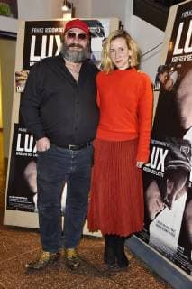 Heiko Pinkowski mit Begleitung bei der Premiere des Kinofilms Lux - Krieger des Lichts im Filmtheater am Friedrichshain. Berlin, 04.01.2018