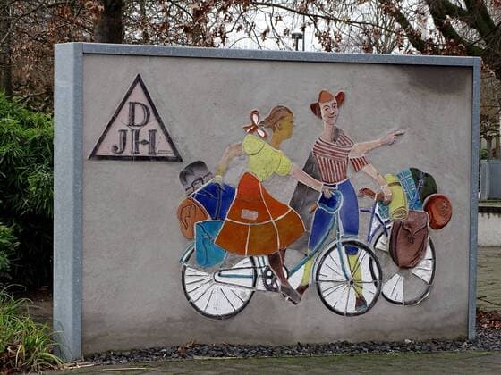 Blick auf das Jugendherbergkunstwerk im Areal der Jugenherberge in Düsseldorf Oberkassel Düsseldorf Jugendherberge Kunstwerk