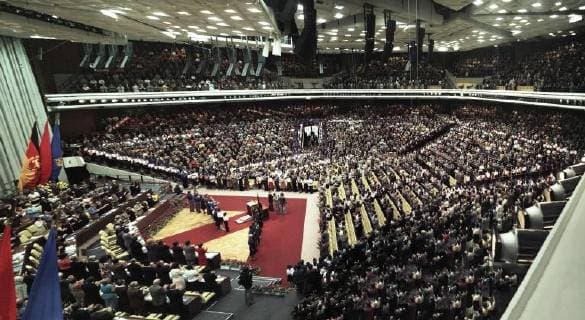 01.06.1976, Berlin, Deutsche Demokratische Republik, DDR - Tagung des X. Parlaments der FDJ im Palast der Republik, Grosser Saal. (Alltag, Anlage, Ansicht, Architektur, Aufsicht, Berlin, DDR, Delegiertenversammlung, deutsch, Deutsche Demokratische Republik, Deutschland, Europa, europaeisch, europäisch, FDJ, Freie Deutsche Jugend, GDR, Gesellschaft, Grosser Saal, historisch, innen, Innenansicht, Innenarchitektur, Innenaufnahme, Jugendorganisation, Kaukasier, kaukasisch, Massenorganisation, Menschen, Palast der Republik, Panorama, Parlament, Personen, pmscartandhistory, Politik, politisch, QF, Querformat, Saal, Tagung, Veranstaltung, Versammlung, Vogelperspektive, Weitwinkel, Westeuropa, Wirtschaft, X. Parlament, Zeitdokument, Zeitgeschichte) 760601KF001PARLAMENT_FDJ.JPG *** 01 06 1976 Berlin, German Democratic Republic GDR meeting Parlia