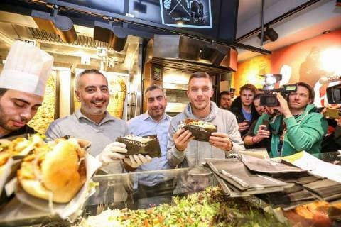 Themen der Woche Bilder des Tages Koeln Mangal Doener Eroeffnung mit Lukas Podolski an der Bonner Str. 1 Chlodwigplatz Koeln *** Cologne Mangal of Dad opening with Lukas Podolski at Chlodwigplatz Cologne Bonn str 1 Copyright: xBenjaminxHorn xEibner-Pressefotox EP_bhorn