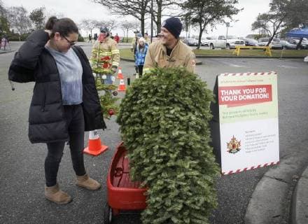 (180107) -- RICHMOND, Jan. 7, 2018 -- A firefighter collects the tree from a resident during the annual Christmas tree chipping event in Richmond, Canada, Jan. 6, 2018. Collected trees will be chipped and recycled for turning them into resources. ) (zcc) CANADA-RICHMOND-CHRISTMAS TREE-CHIPPING LiangxSen 