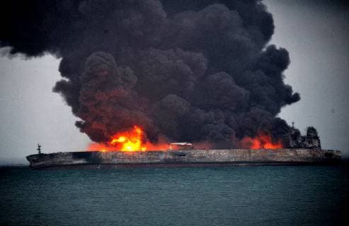 Themen der Woche Bilder des Tages (180107) -- SHANGHAI, Jan. 7, 2018 () -- The Panama-registered oil tanker is seen on fire in waters about 160 sea miles east of the Yangtze River s estuary, Jan. 7, 2018. Thirty-two crew members, including 30 Iranians and two Bangladeshis, have gone missing after two vessels collided off China s east coast on Saturday evening, China s Ministry of Transport said Sunday. () (dhf) CHINA-EAST CHINA SEA-VESSEL-COLLISION (CN) Xinhua 