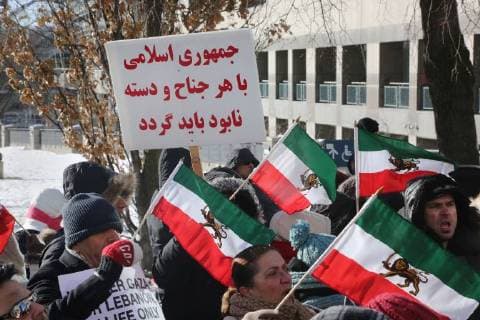 January 6, 2018 - Toronto, Ontario, Canada - Hundreds of Canadians take part in a protest against the Islamic Republic of Iran in Toronto, Ontario, Canada, on January 06, 2018. Protestors showed their solidarity with anti-government demonstrators in Iran and their support of a national uprising of the Iranian people. Protesters called for a regime change for social justice and freedom and democracy in Iran. There was a also a call that power in Iran be returned to Reza Pahlavi, the former Crown Prince of Iran and the last heir apparent to the defunct throne of the Imperial State of Iran and the current head of the exiled House of Pahlavi. Toronto Canada  - ZUMAn230 20180106_zaa_n230_1156 Copyright: xCreativexTouchxImagingxLtdx