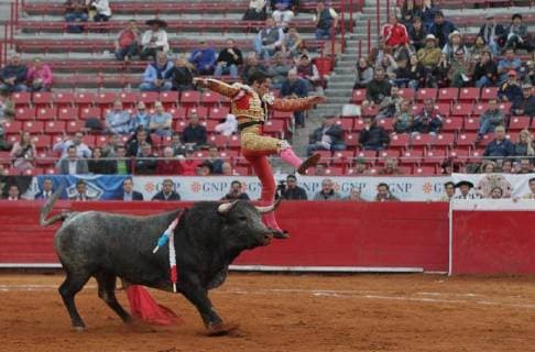 Themen der Woche Bilder des Tages Mexican bullfighter Juan Pablo Llaguno is charged by his first bull Ilusionista with 557 Kg, during the eight corrida of the Temporada Grande in Mexico City, Mexico, 07 January 2018. TEMPORADA GRANDE IN MEXICO CITY !ACHTUNG: NUR REDAKTIONELLE NUTZUNG!  Copyright: xMarioxGuzmánx MEX14 20180108-636509801453892049