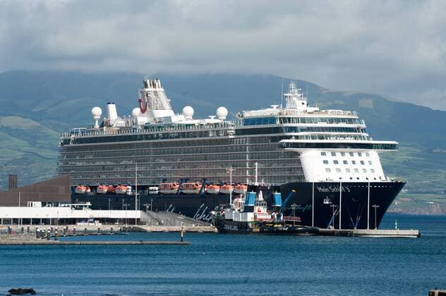 Kreuzfahrtschiff Mein Schiff 3 Das Kreuzfahrtschiff Mein Schiff 3, von tui Cruises, im Hafen Horta von der Azoren Insel. Horta ist eine portugiesische Stadt Cidade am Südostufer der zu den Azoren gehörenden Insel Faial. Concelho Azoren Portugal Horta Azoren