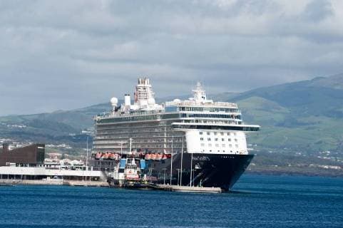 Kreuzfahrtschiff Mein Schiff 3 Das Kreuzfahrtschiff Mein Schiff 3, von tui Cruises, im Hafen Horta von der Azoren Insel. Horta ist eine portugiesische Stadt Cidade am Südostufer der zu den Azoren gehörenden Insel Faial. Concelho Azoren Portugal Horta Azoren