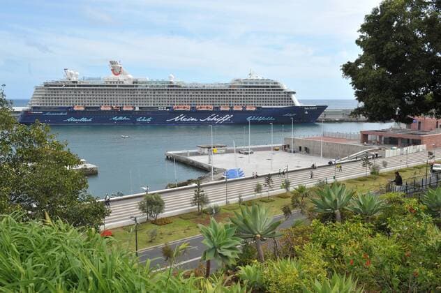 Kreuzfahrtschiff Mein Schiff 3 Das Kreuzfahrtschiff Mein Schiff 3, von tui Cruises, im Hafen Funchal, South Pier, in Madeira. Funchal Kanarische Inseln Spanien Madeira