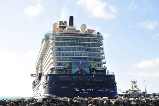 Kreuzfahrtschiff Mein Schiff 3 Das Kreuzfahrtschiff Mein Schiff 3, von tui Cruises, im Hafen Road Town in Tortola der größte Insel der Britischen Jungferninseln. Tortola Britische Jungferninseln Hafen